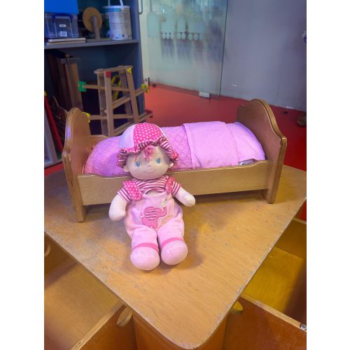 Houten poppenbedje met popje